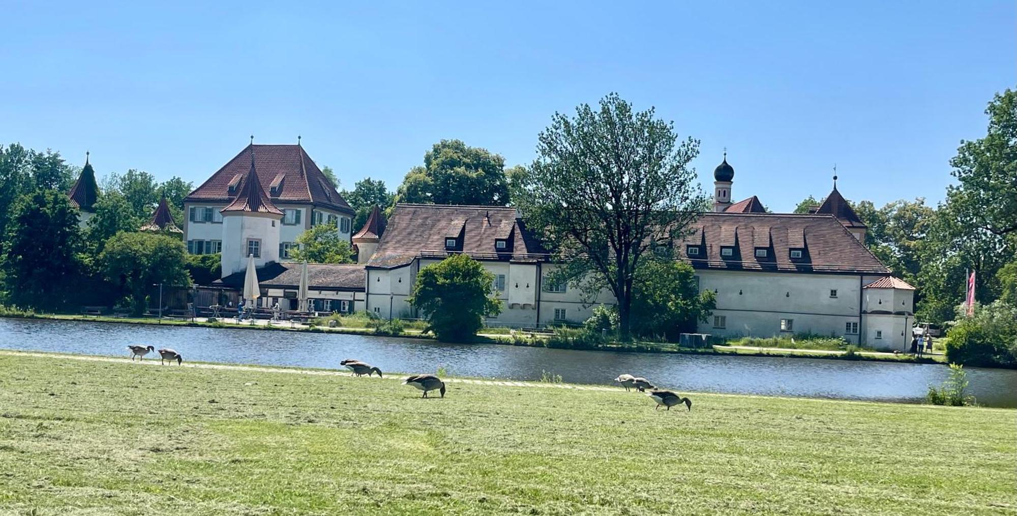 Erdgeschosswohnung Neben Schloss Blutenburg Mit Privatem Garten Munique Exterior foto